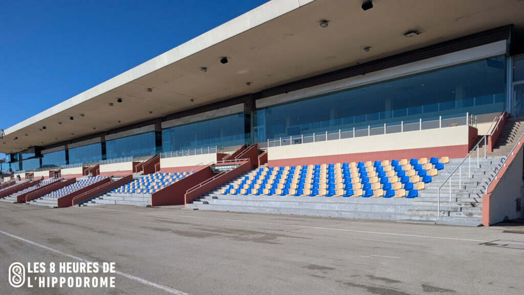 Les 8 heures de l'hippodrome : vu du parcours vélo devant les tribunes de l'hippodrome de Cagnes-sur-Mer